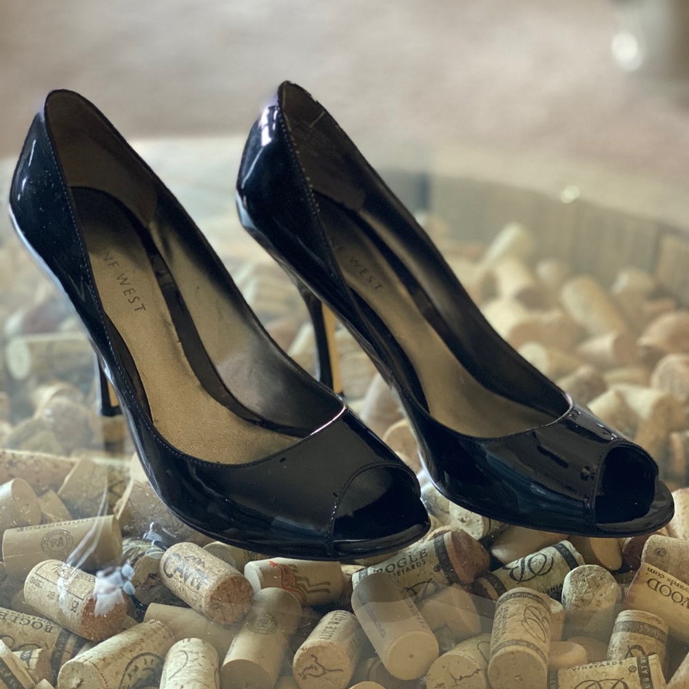 🖤 black patent leather peep toe pump